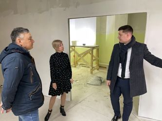 Александр Бондаренко осмотрел ход ремонтных работ в клубе «Солнечный»